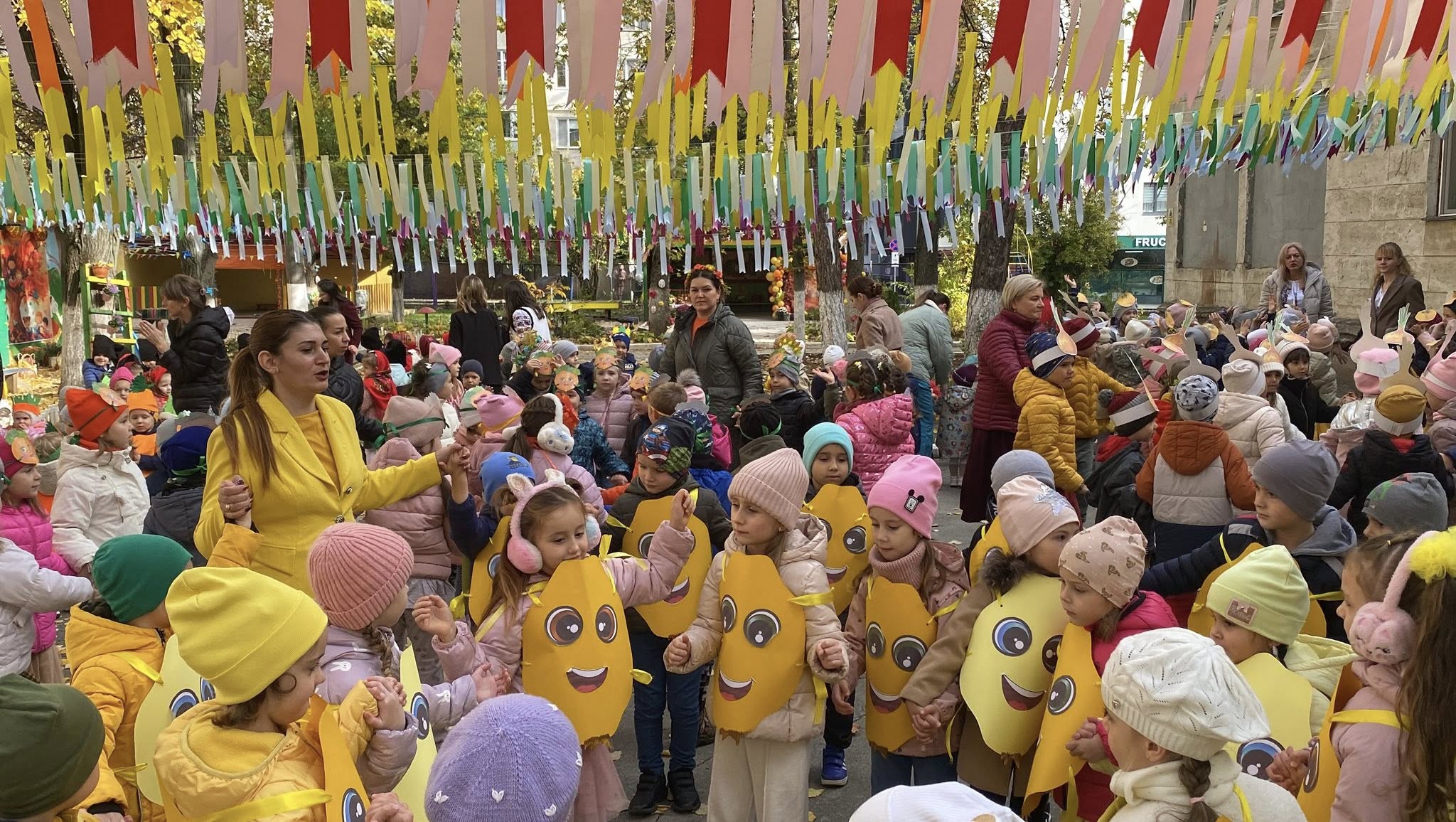 Toamna și-a intrat în drepturi, iar grădinița noastră a prins culoare și veselie la ,,Parada fructelor și legumelor de toamnă”.